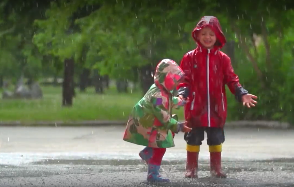 EU DE Kids playing in rain
