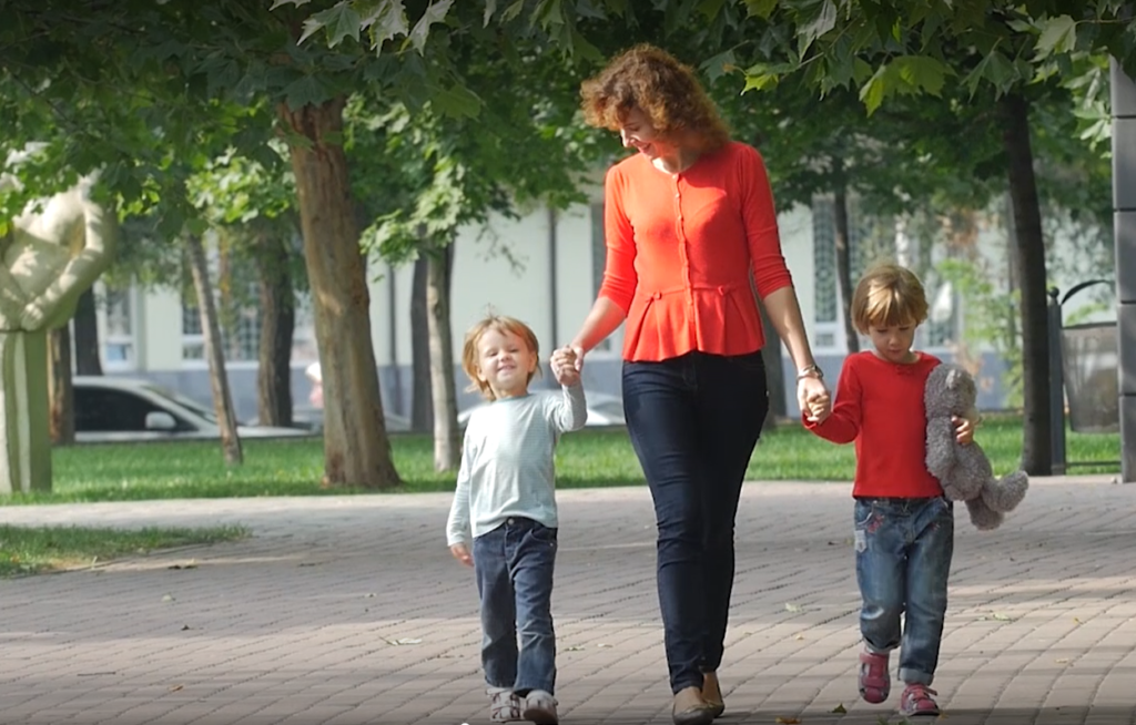 CH DE Mum and kids walking