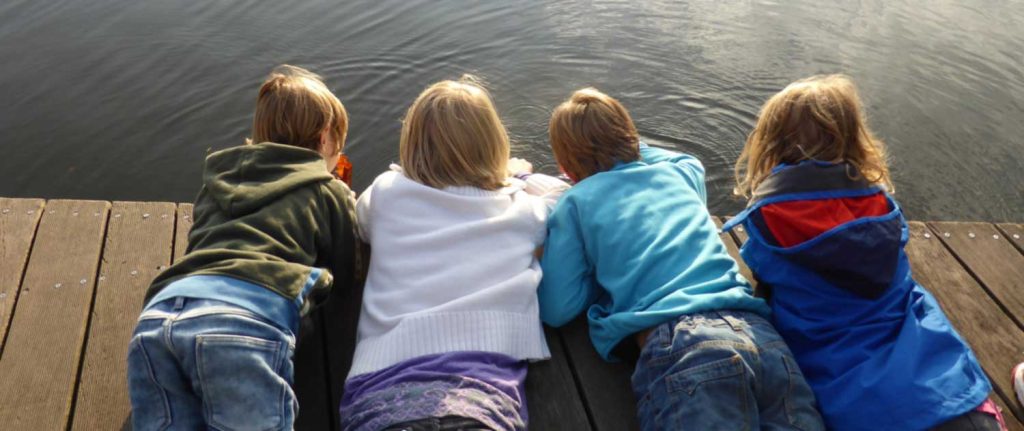 four children pier water